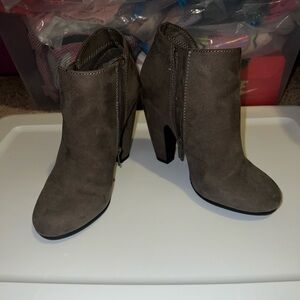 Gray ankle boots 6